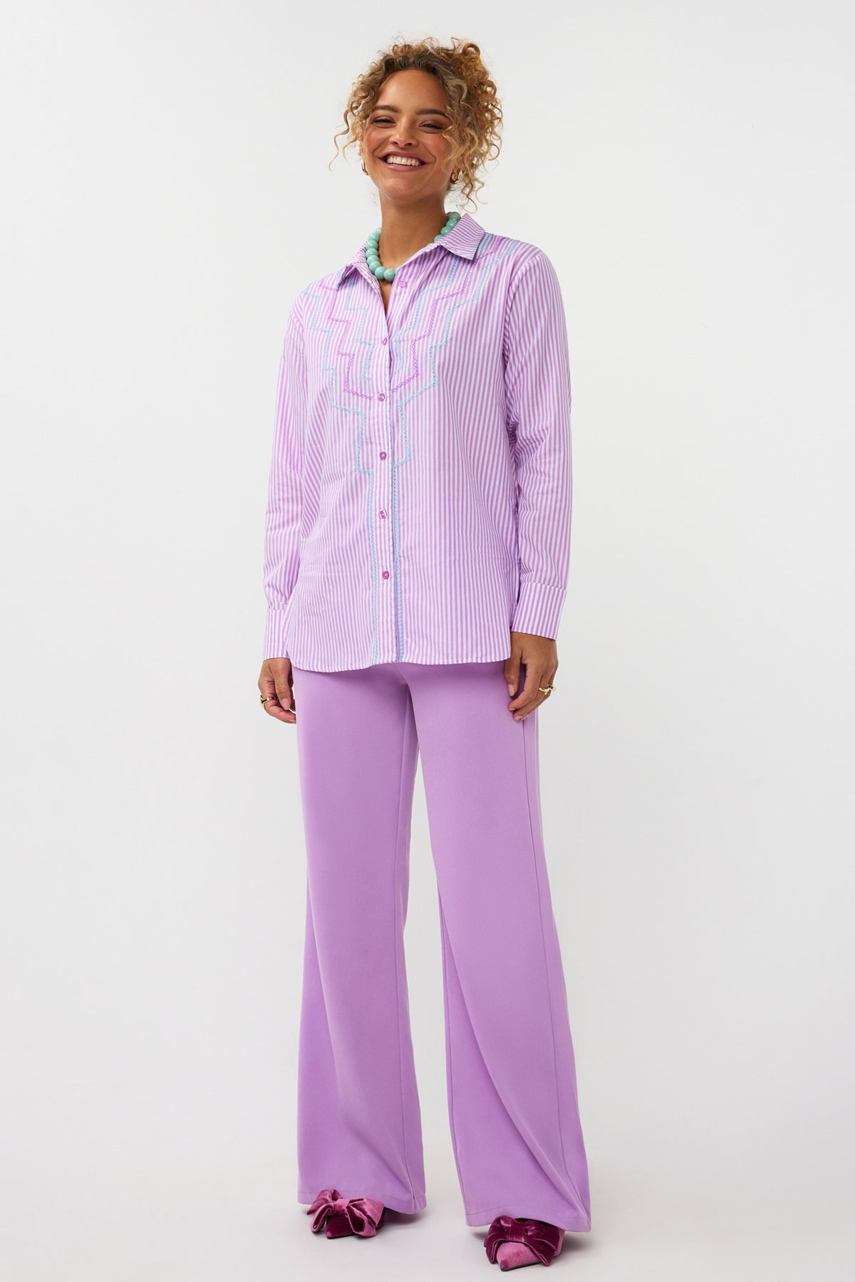 Violet blauwe blouse Gaby van Ydence met lange mouwen en ronde hals, gedragen door een model.