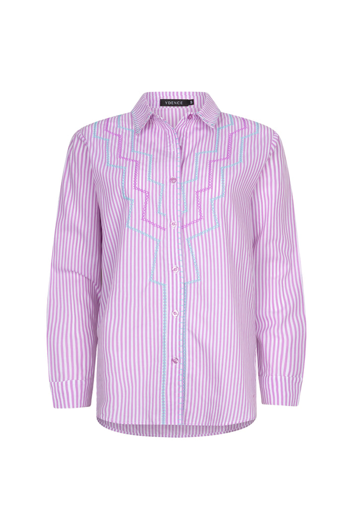 Violet blouse Gaby van Ydence, met elegante pasvorm en zachte stof, gedragen door een model.