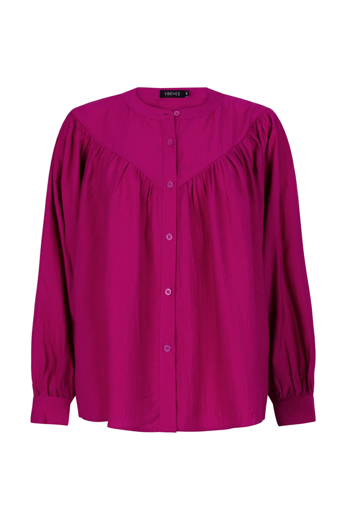 Fuchsia paarse blouse Hester van Ydence met losvallende pasvorm en lange mouwen, gedragen door een model.