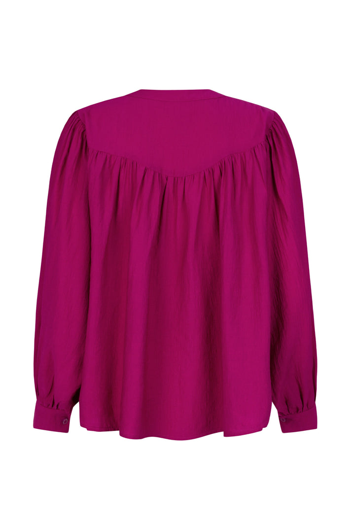 Lichte fuchsia paarse blouse Hester van Ydence met lange mouwen en losse pasvorm, gedragen door een model.