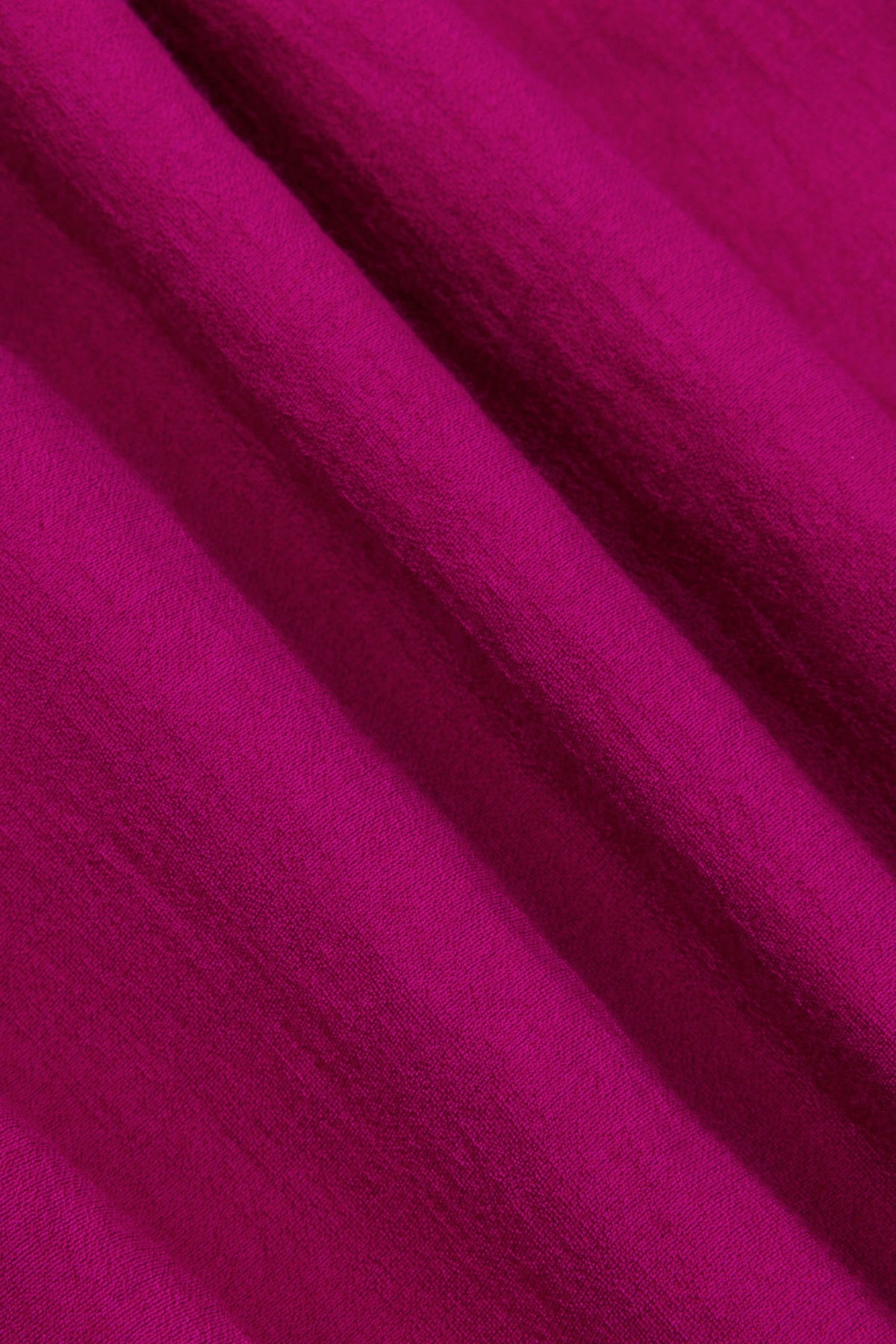Fuchsia paarse blouse Hester van Ydence, met losvallende pasvorm en lange mouwen, gedragen door een model.
