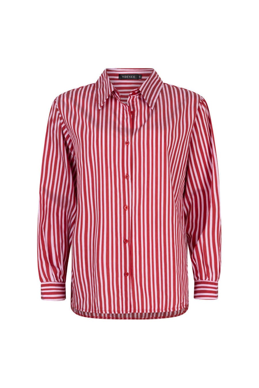 Rode blouse Judy van Ydence met lange mouwen en knopen, gedragen door een model, close-up van de stof en details.
