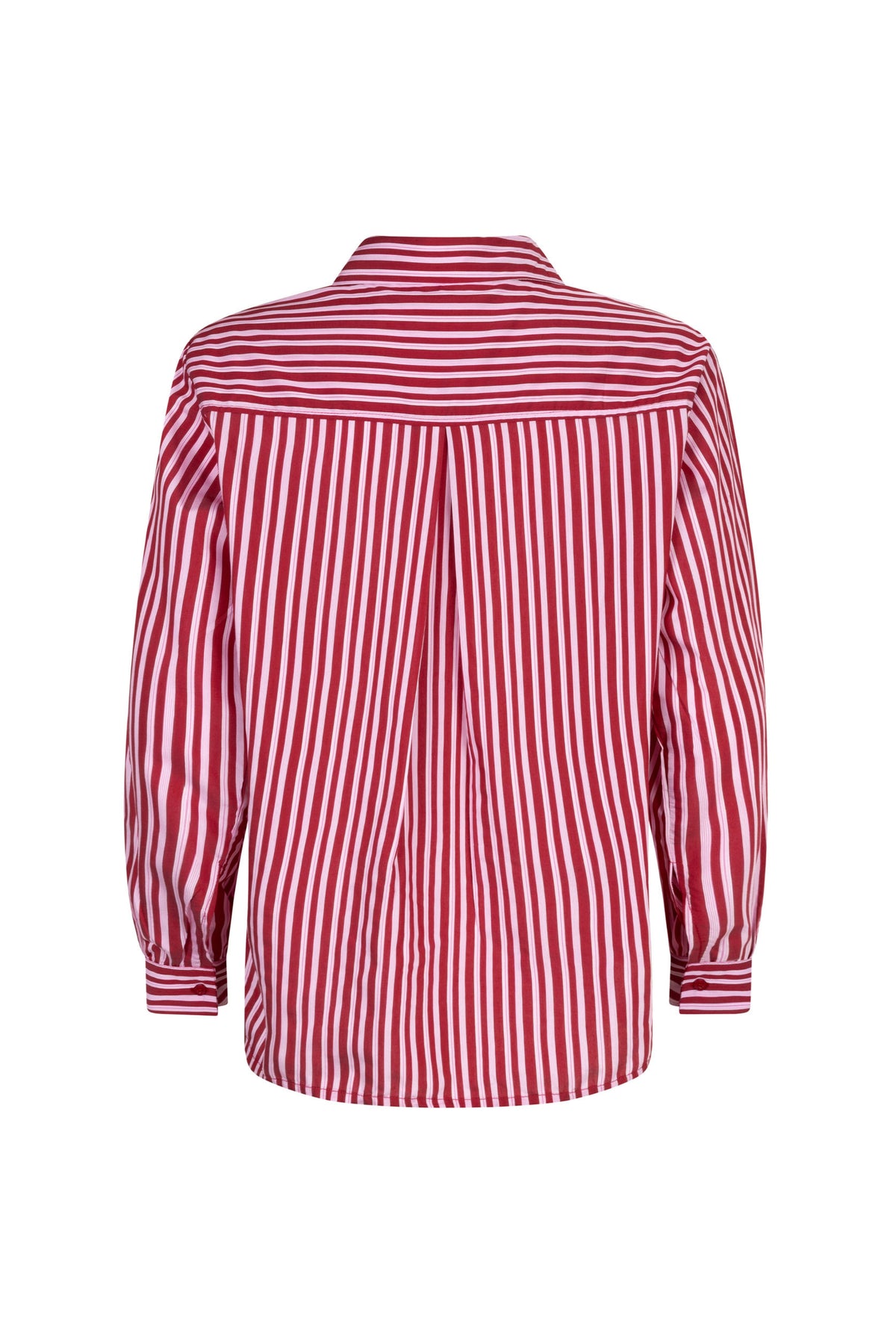Lichte rode blouse Judy van Ydence met lange mouwen en ronde hals, gedragen door een model.