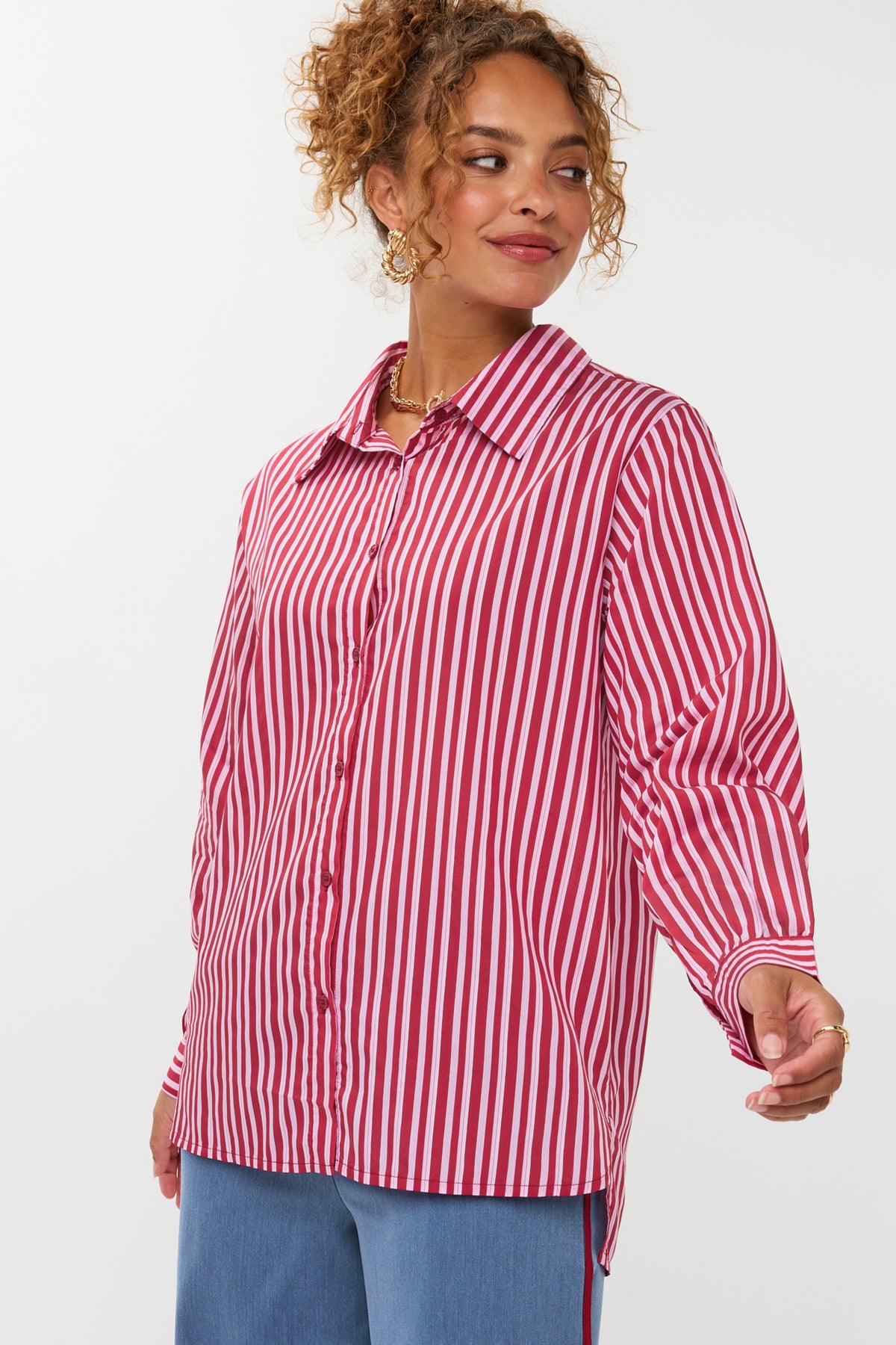 Rode blouse Judy van Ydence met korte mouwen en losse pasvorm, gedragen door een model voor een modieuze uitstraling.