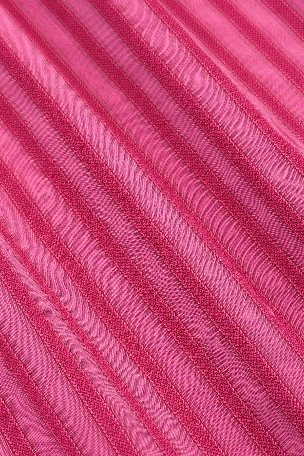 Roze blouse Madelena van Ydence met lange mouwen en losse pasvorm, gedragen door een model.