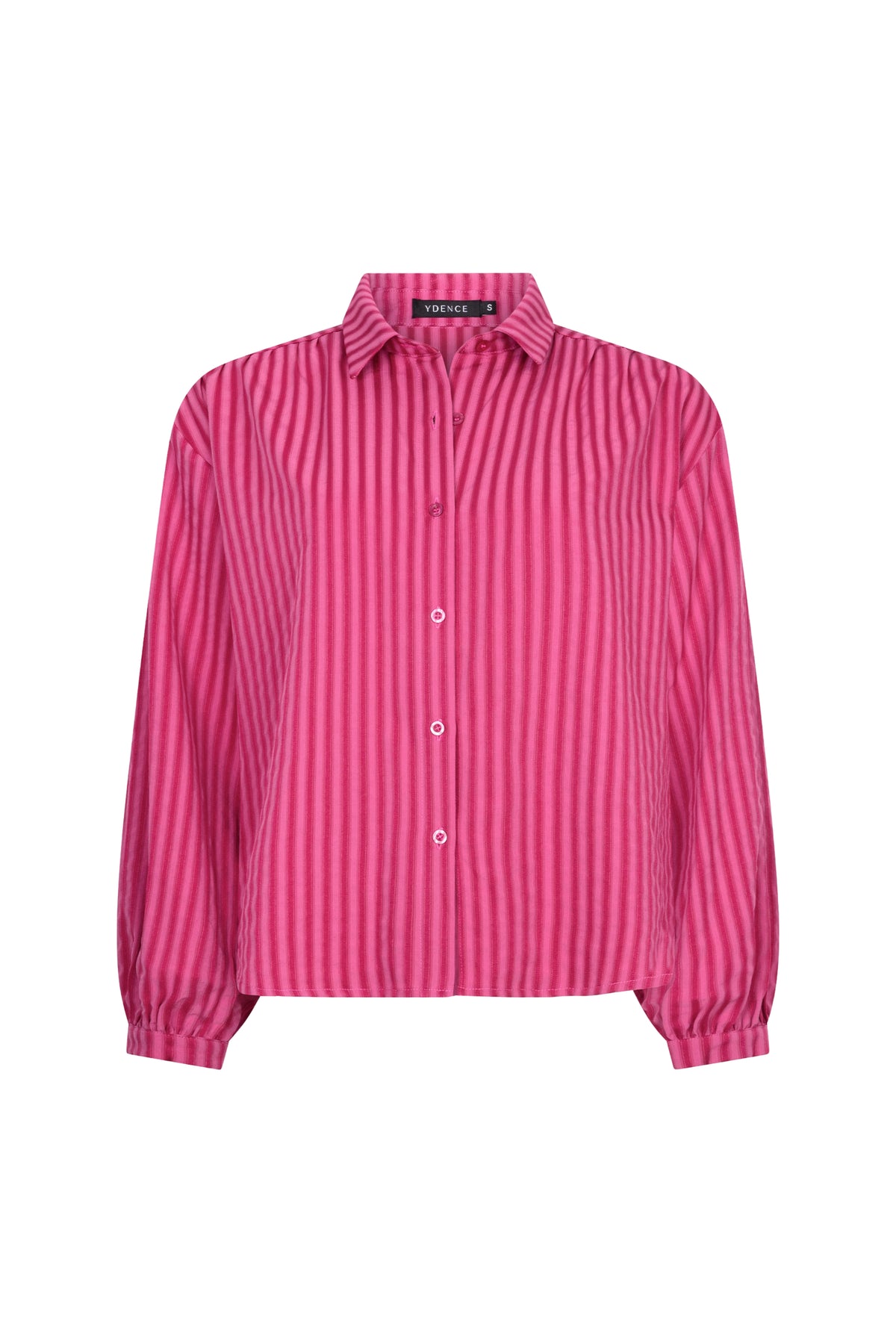 Lichte roze blouse Madelena van Ydence met lange mouwen en ronde hals, gedragen door een model.
