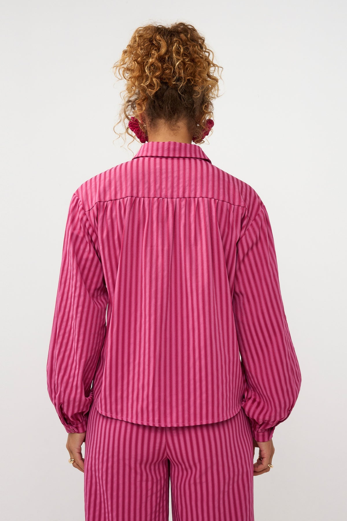 Ydence blouse Madelena in berry pink, zachte katoenen top met lange mouwen en ronde hals, gedragen door een model.