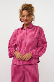 Ydence Madelena blouse in Berry Pink, zachte katoenen top met lange mouwen en ronde hals, gedragen door een model.