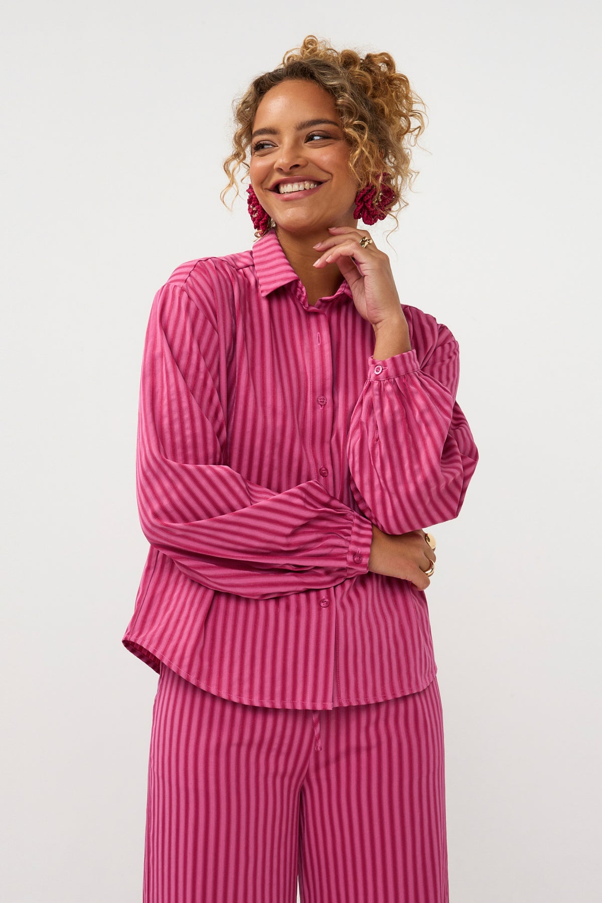 Ydence Madelena blouse in roze met lange mouwen en ronde hals, zachte stoffen, casual damesmode.