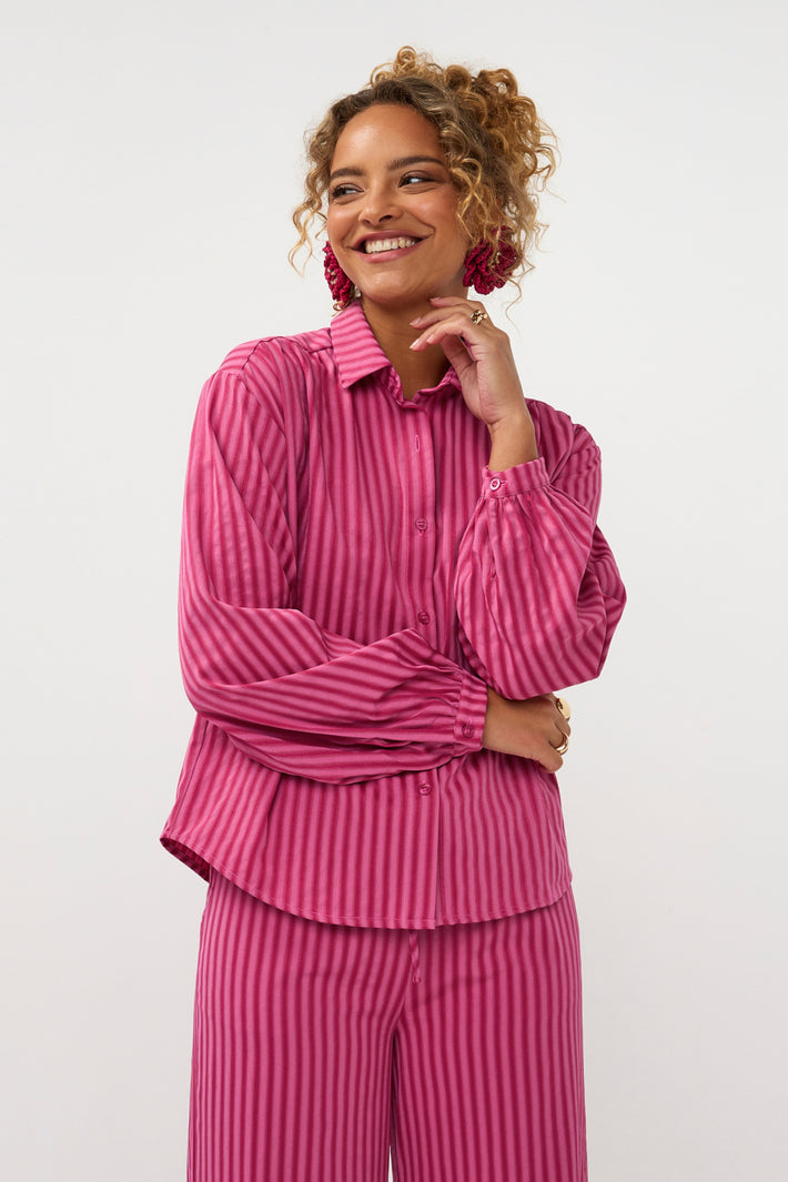 Ydence Madelena blouse in roze met lange mouwen en ronde hals, zachte stoffen, casual damesmode.