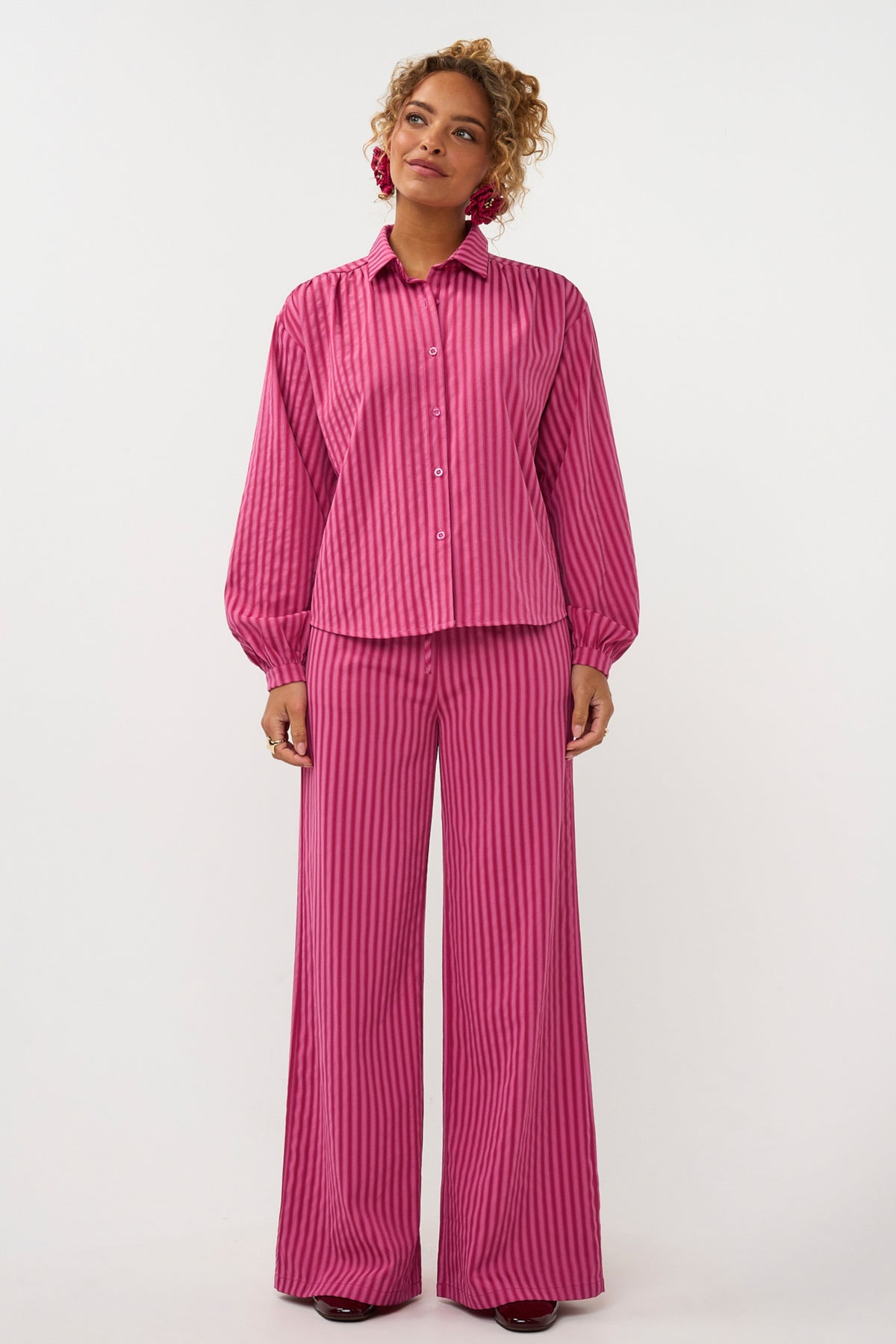 Roze blouse Madelena van Ydence met lange mouwen en ronde hals, gedragen door een model.
