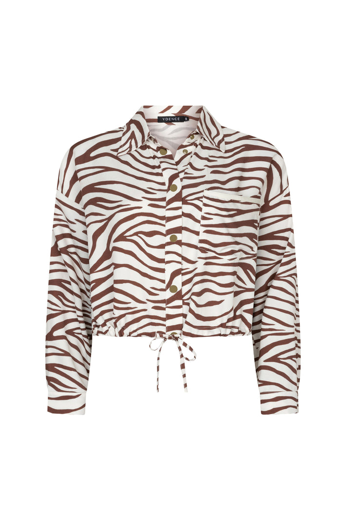 Blouse Nielie Zebra van Ydence met zwart-wit zebra print, lange mouwen en losse pasvorm, gedragen door een model.