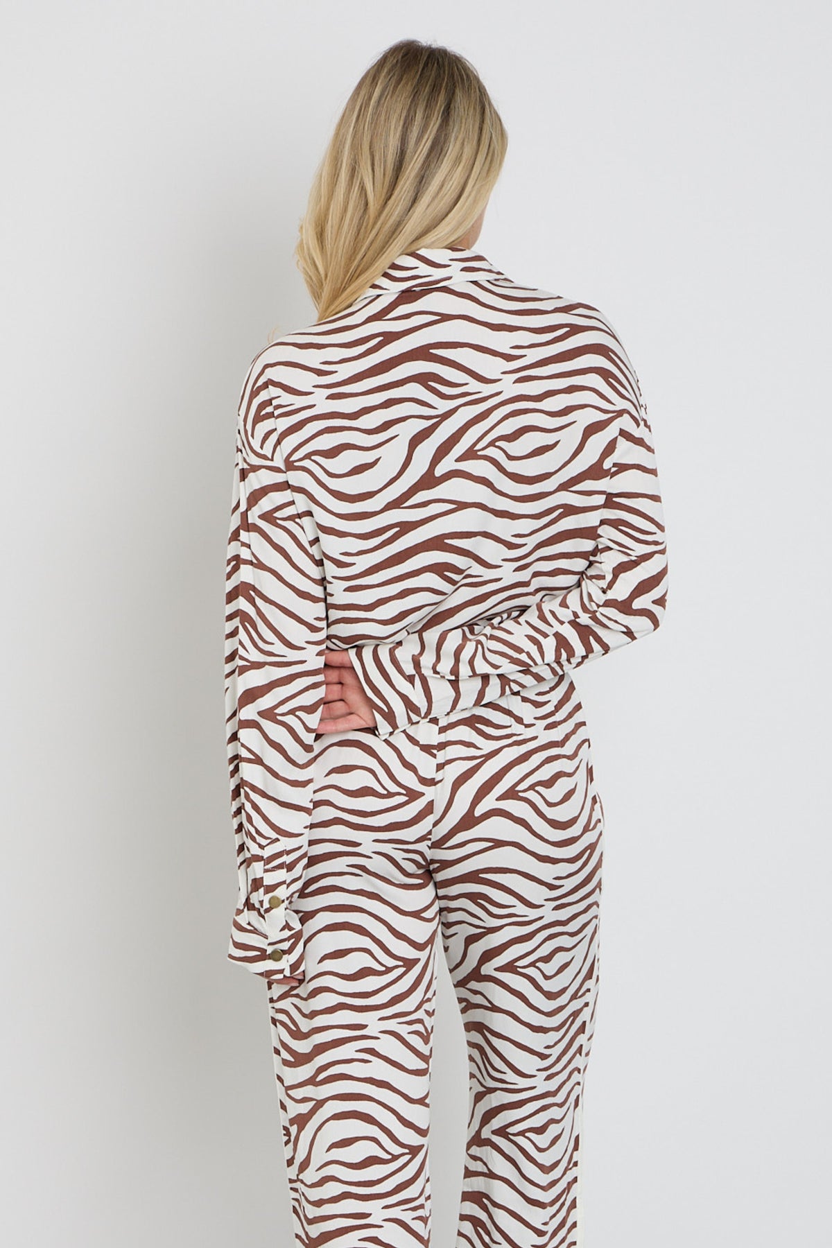 Ydence Nielie zebra blouse met lange mouwen en zwart-wit zebraprint, stijlvolle dames top voor casual of kantoor.