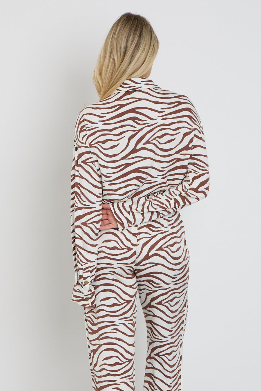 Ydence Nielie zebra blouse met lange mouwen en zwart-wit zebraprint, stijlvolle dames top voor casual of kantoor.