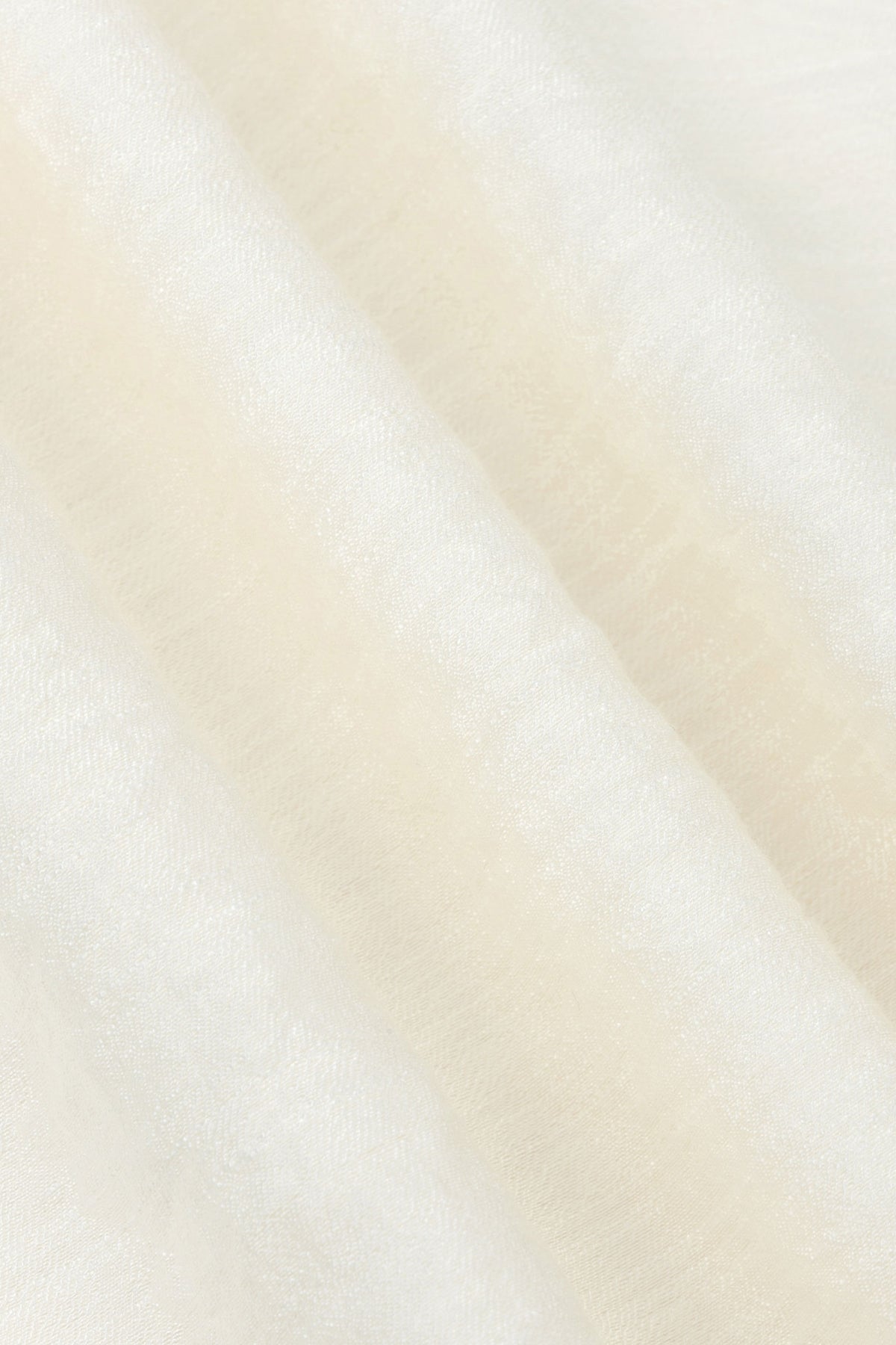Ecru roze blouse van Ydence met zachte stof en ronde hals, gedragen door een model.