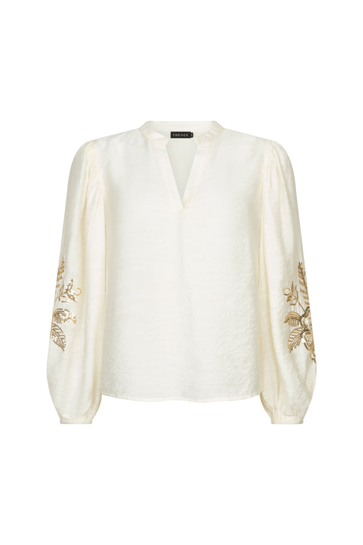 Ecru rozenblouse van Ydence met zachte stoffen en elegante pasvorm, zichtbaar op de afbeelding.