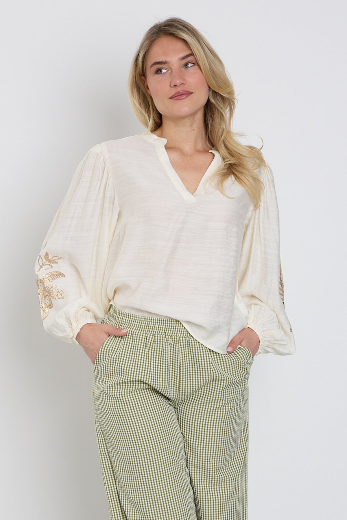 Lichte ecru blouse van Ydence met roze bloemenprint, korte mouwen, zachte stof en elegante uitstraling.
