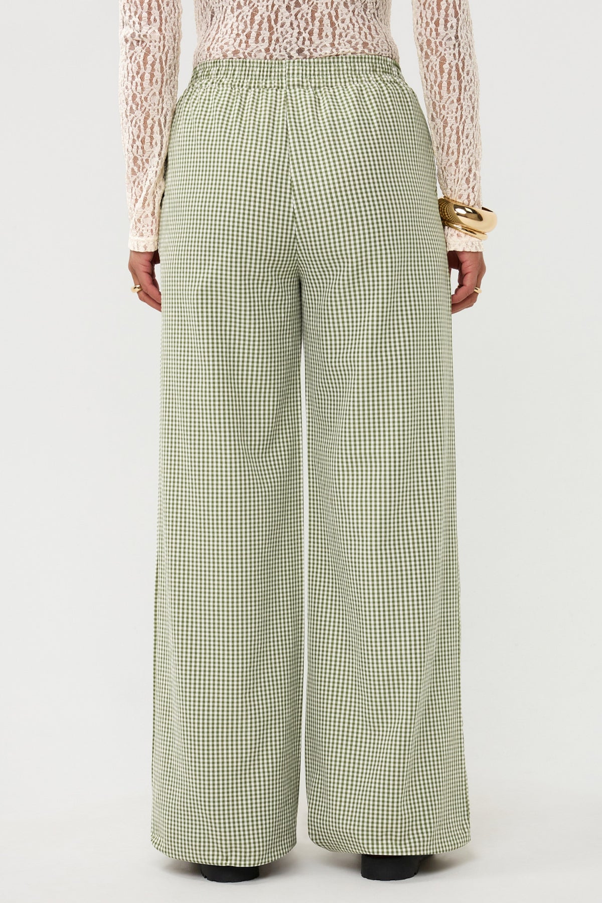 Groene geruite lange broek van Ydence, model Celeste, getoond met dunne tailleband en rechte pasvorm.