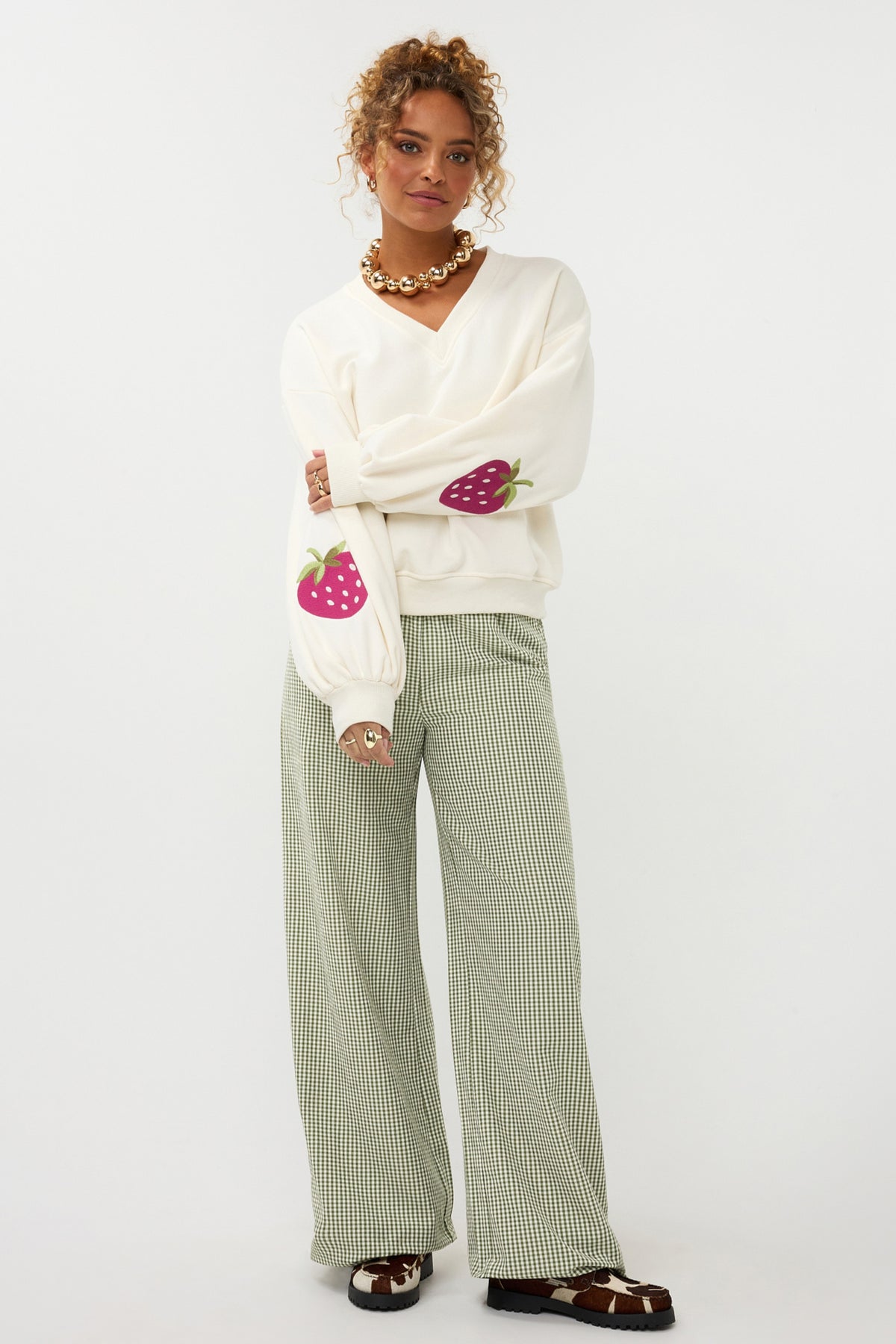Groene geruite lange broek van Ydence, Celeste model, met rechte snit en comfortabele pasvorm, zichtbaar in de afbeelding.