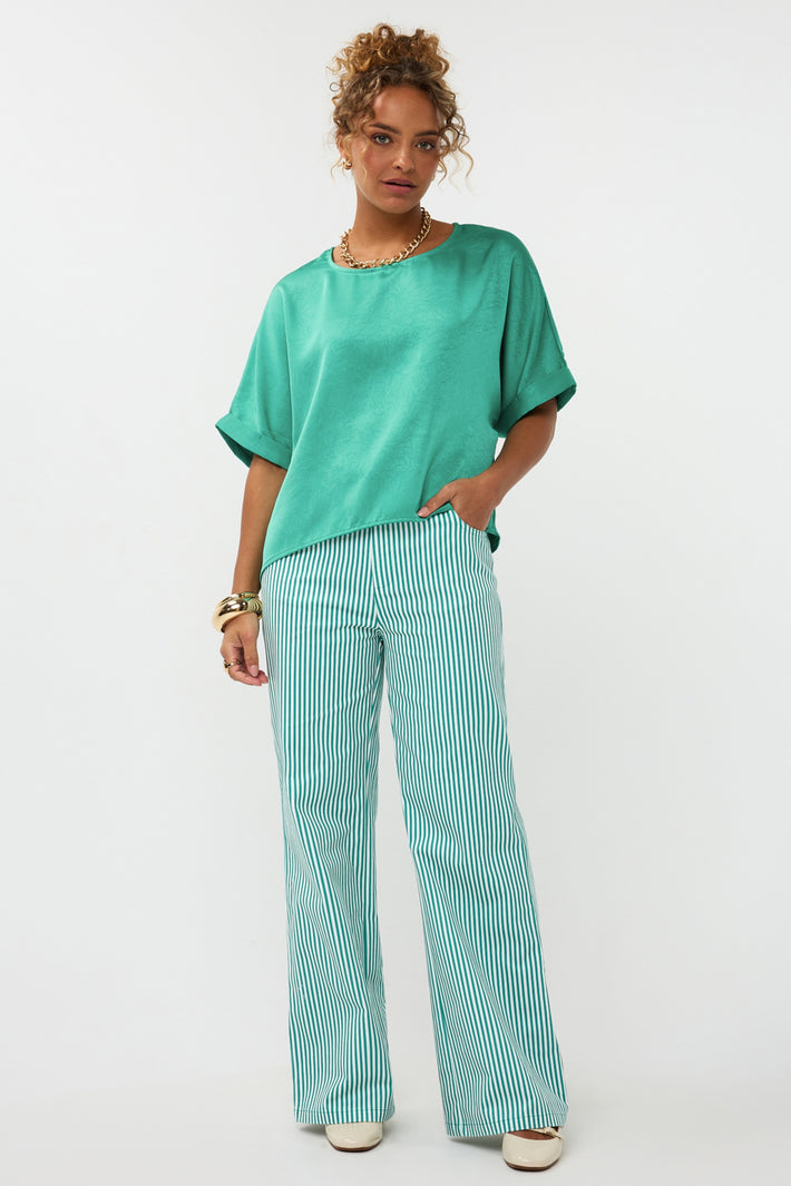 Sea green Djamilla broek van Ydence met een losse pasvorm en elastische taille, zichtbaar in de afbeelding.