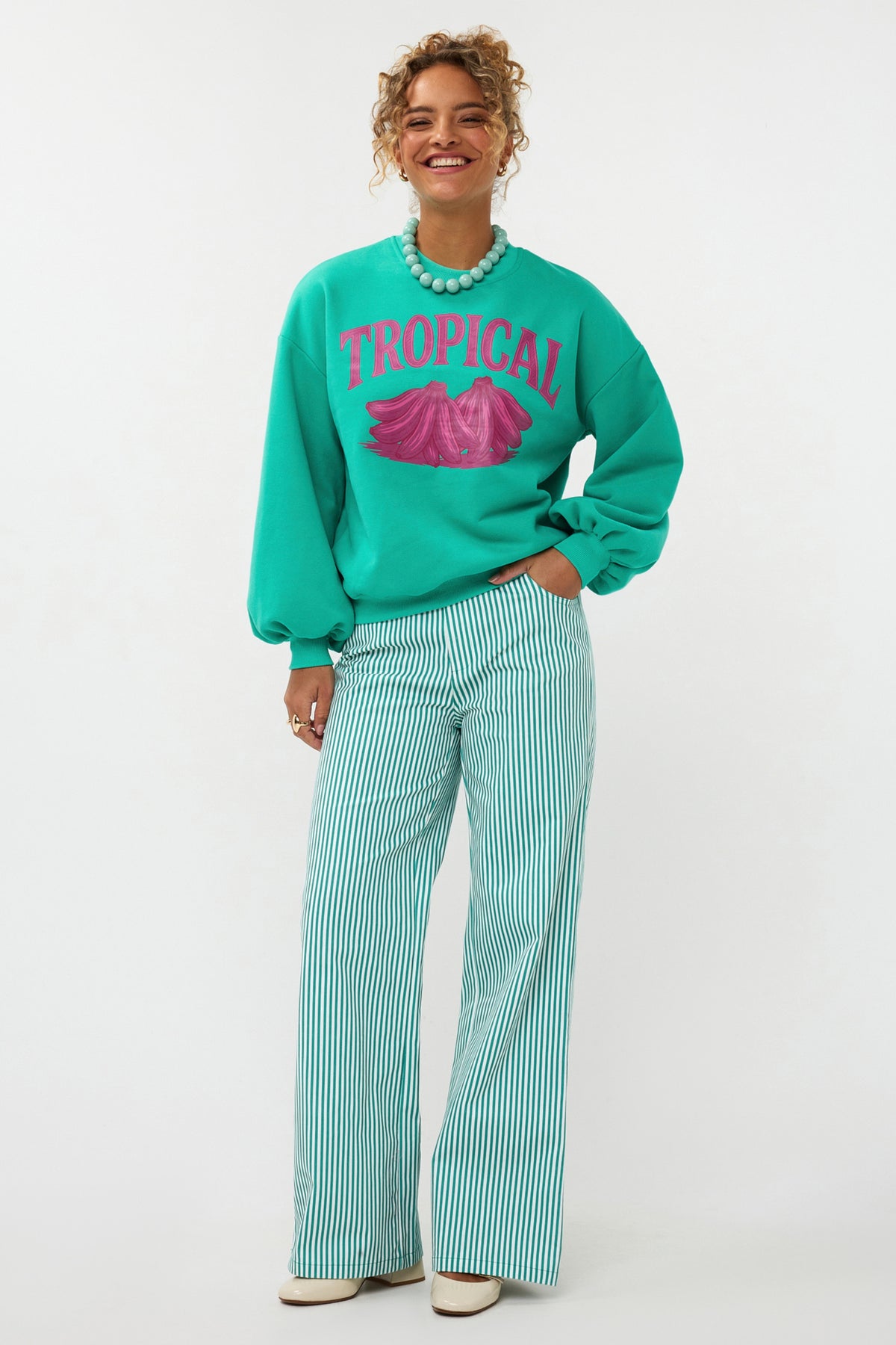 Sea green Djamilla broek van Ydence, lange pasvorm, getailleerd met elastische taille en wijde pijpen, modieus en comfortabel.
