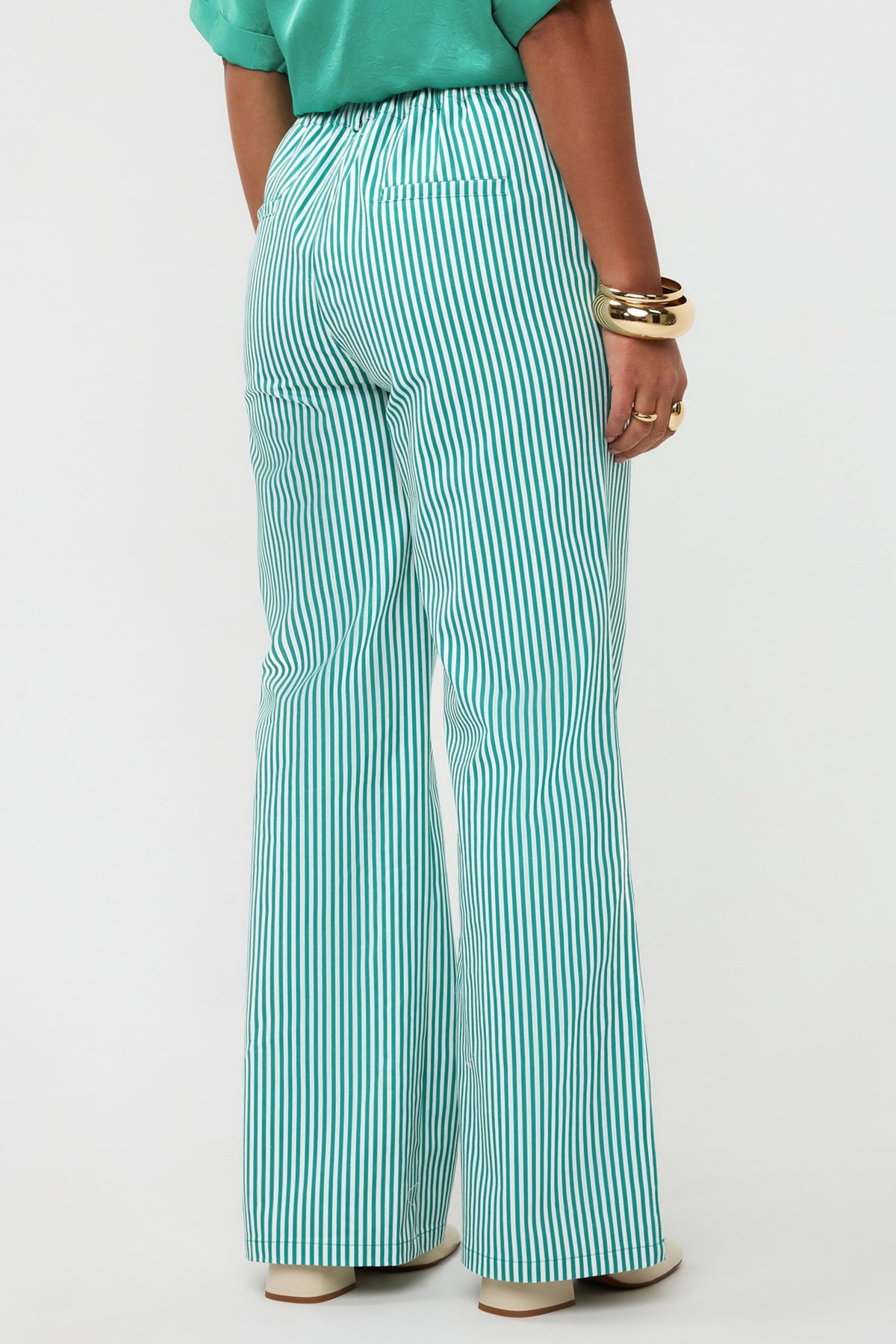 Ydence Djamilla Sea Green Tall broek met wijde pasvorm en elastische taille, gedragen door een model.