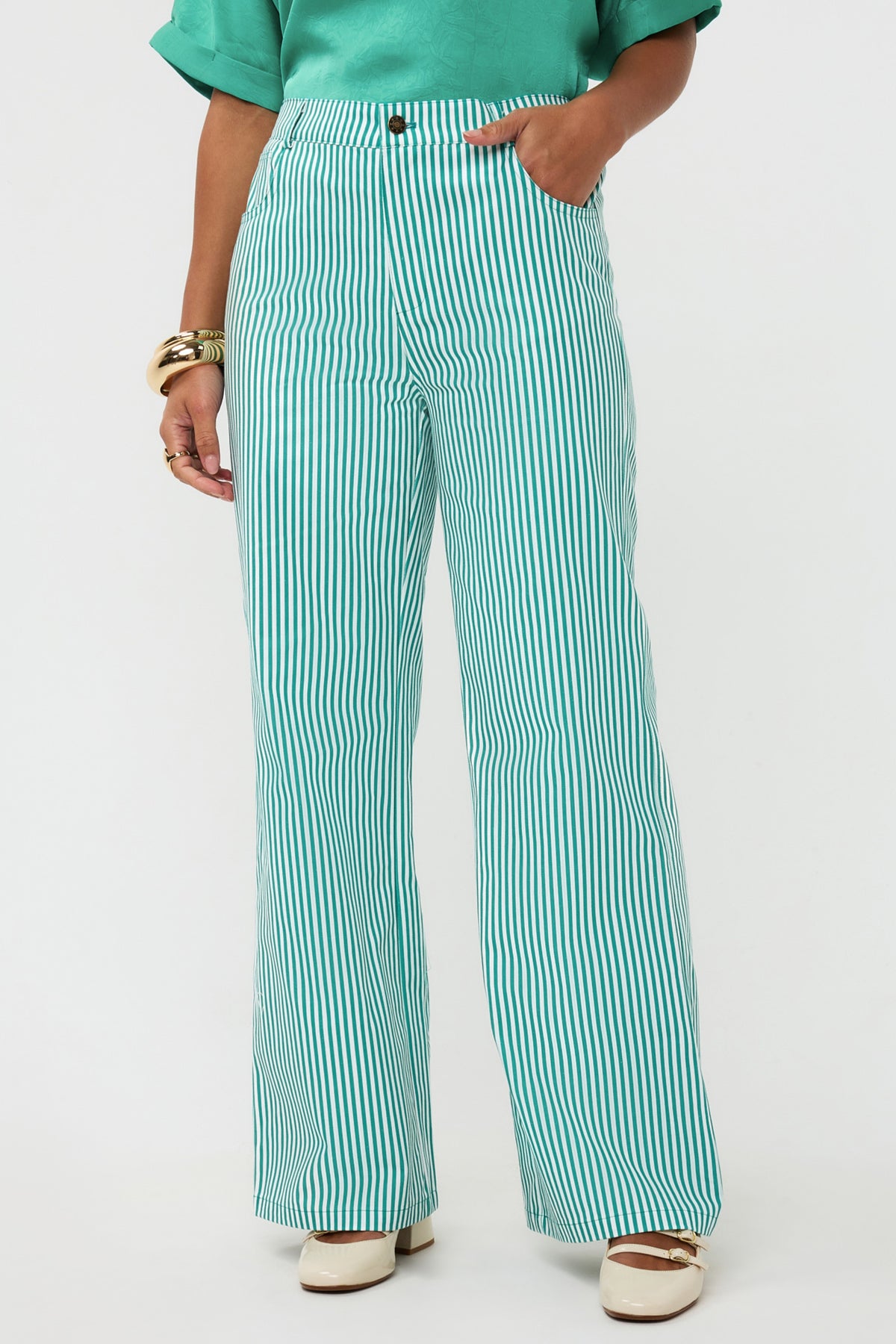 Ydence Djamilla Sea Green lange broek, zachte stof, hoge taille en comfortabele pasvorm, model ligt op een witte achtergrond.