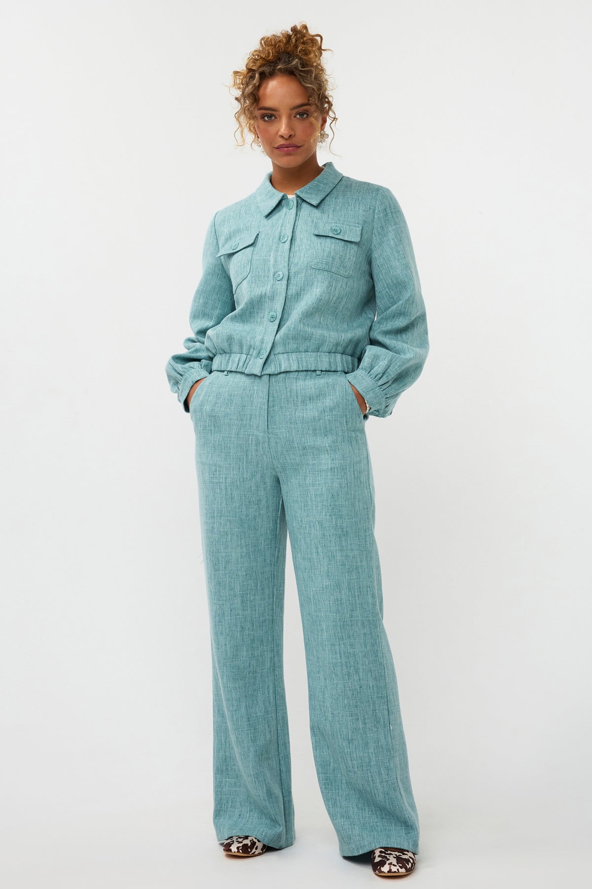 Ydence Leona broek in turquoise melange, comfortabel en modieus, met een losse pasvorm en elastische tailleband.