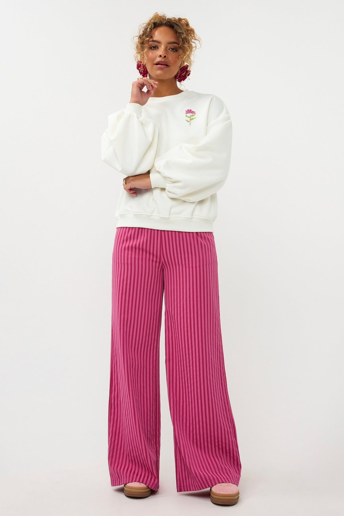 Ydence Thirza Berry Pink broek met losse pasvorm en elastische taille, zichtbaar in een close-up van de roze stoffen.