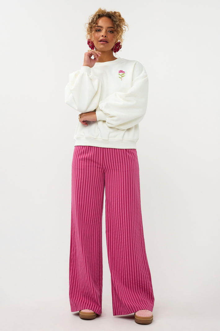 Ydence Thirza Berry Pink broek met losse pasvorm en elastische taille, zichtbaar in een close-up van de roze stoffen.