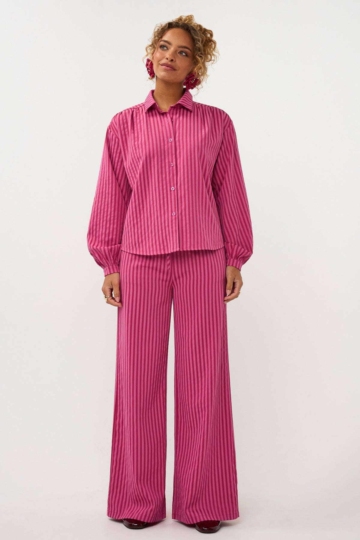 Lichte roze broek Thirza van Ydence, casual en comfortabel, met een losse pasvorm en elastische tailleband.