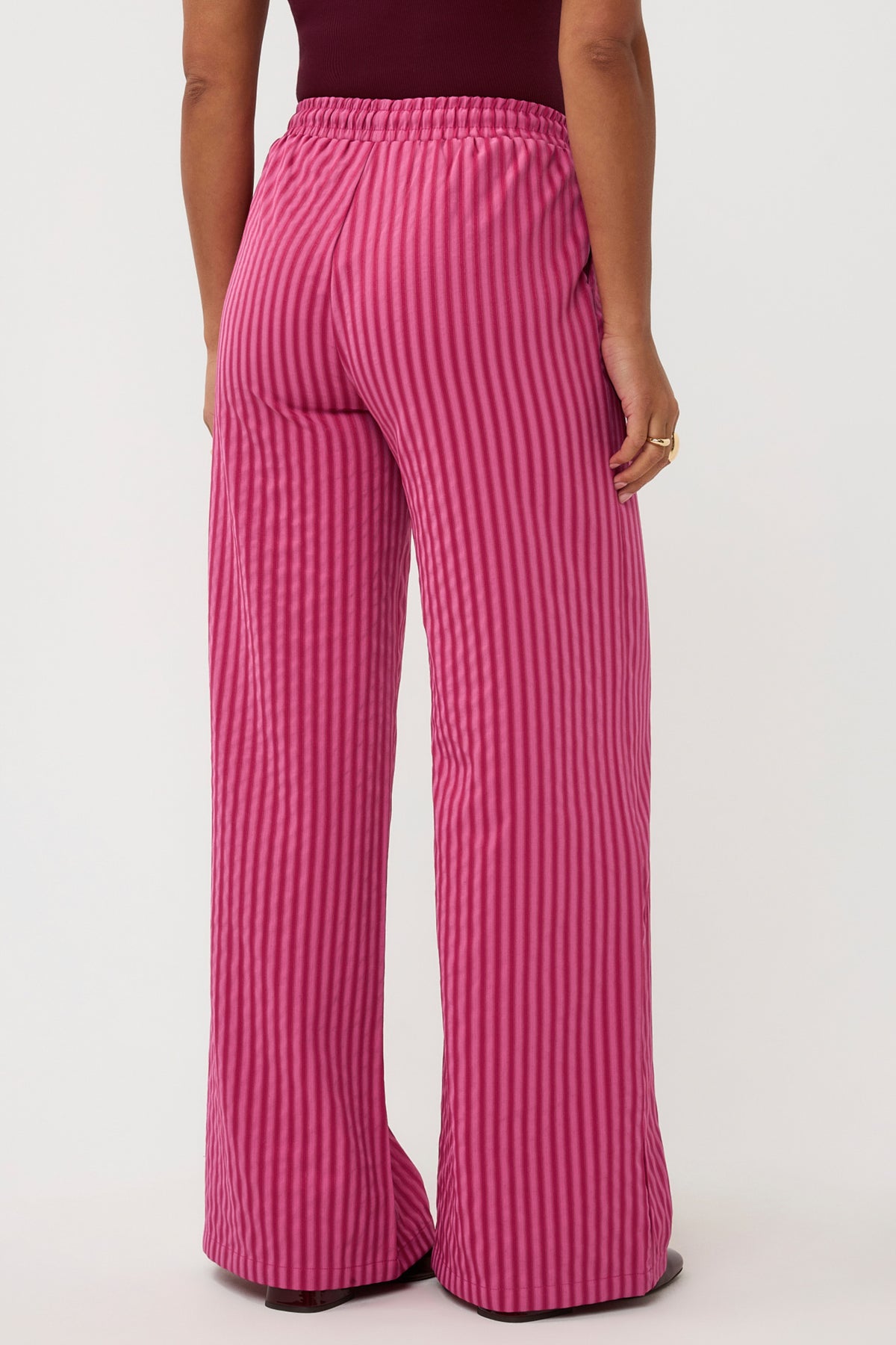 Ydence Thirza broek in berry roze met rechte snit en elastische taille, geschikt voor casual en comfortabele outfits.