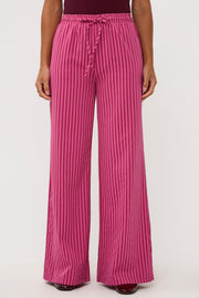 Ydence Thirza broek in Berry Pink, comfortabele damesbroek met elastische taille en herbruikbare stof, close-up van de stof en pasvorm