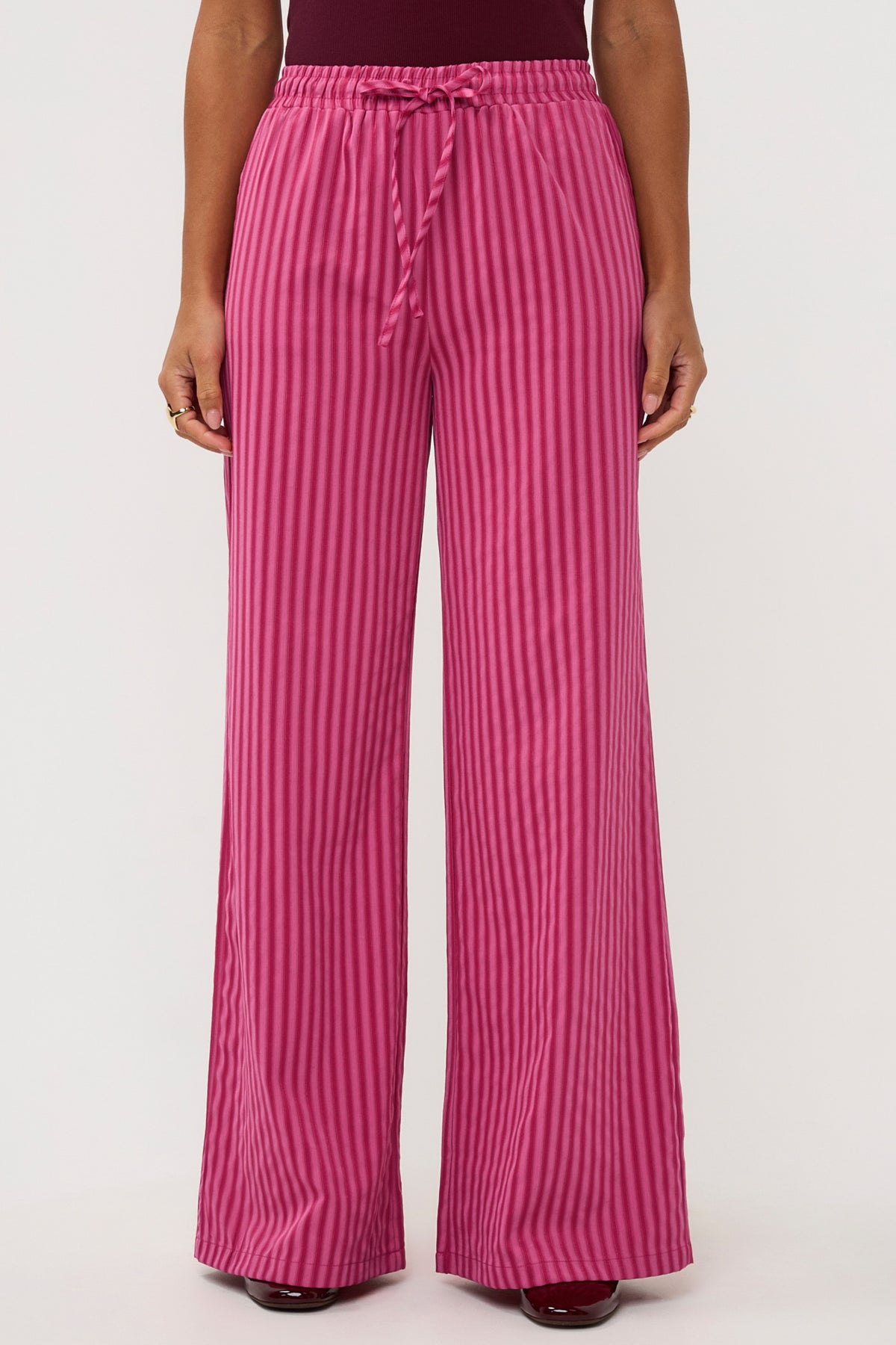 Ydence Thirza broek in Berry Pink, comfortabele damesbroek met elastische taille en herbruikbare stof, close-up van de stof en pasvorm