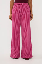 Lange roze broek Thirza Berry Pink van Ydence, getoond in een modieuze pasvorm op een model.