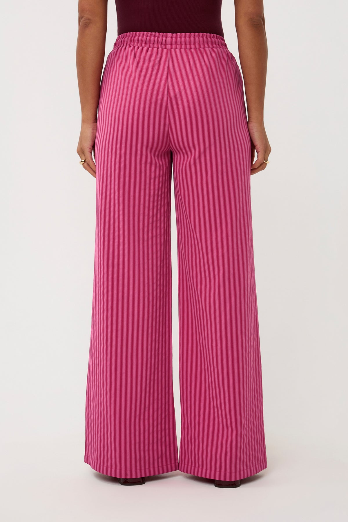 Lange Thirza Berry Pink broek van Ydence, getailleerd en comfortabel, zichtbaar op de afbeelding.