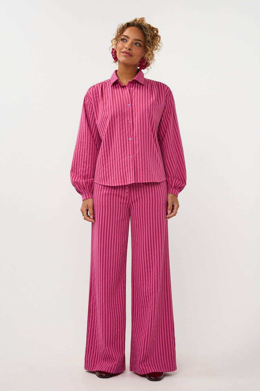 Lange Ydence Thirza Berry Pink broek met een comfortabele pasvorm en elastische taille, zichtbaar in de afbeelding.