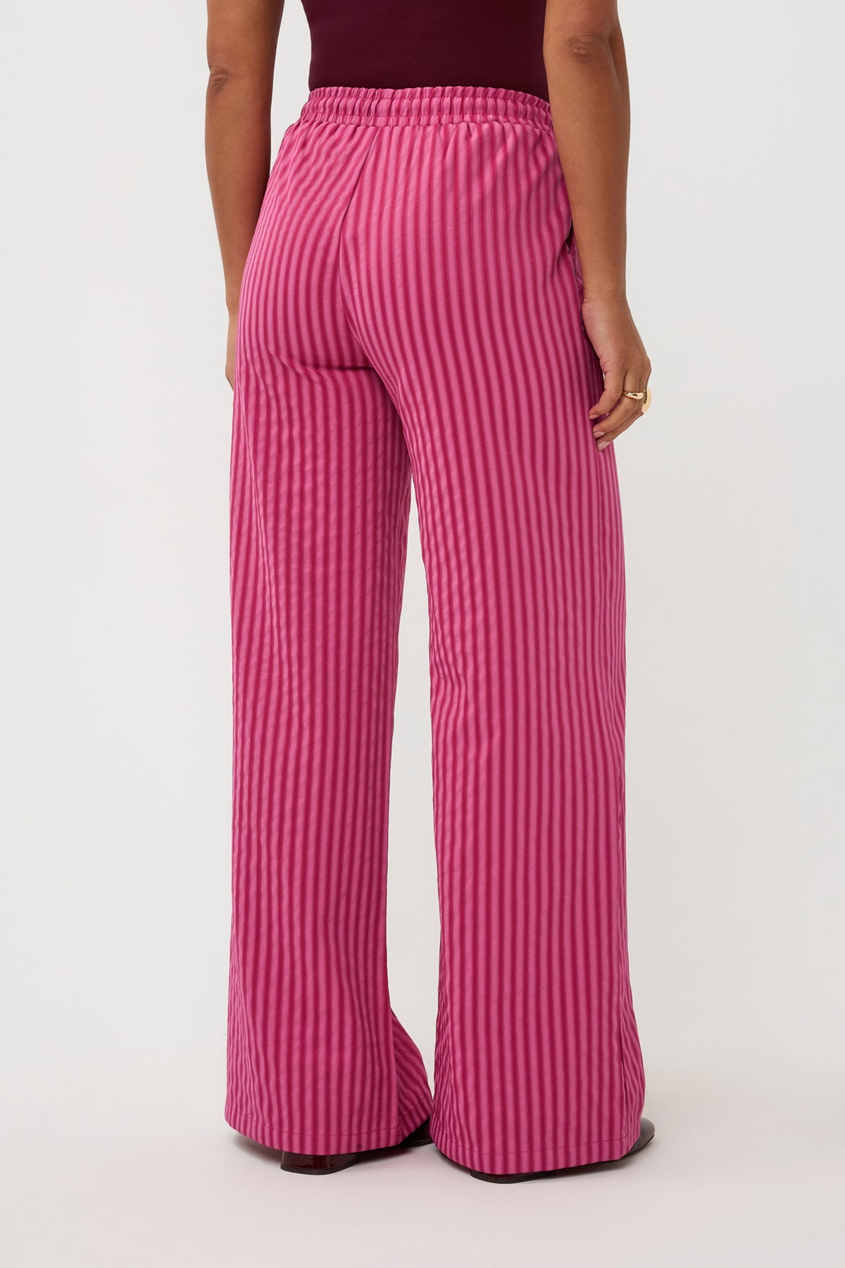 Lange roze broek Thirza Berry Pink van Ydence, getailleerd model met comfortabele pasvorm, zichtbaar op de afbeelding.