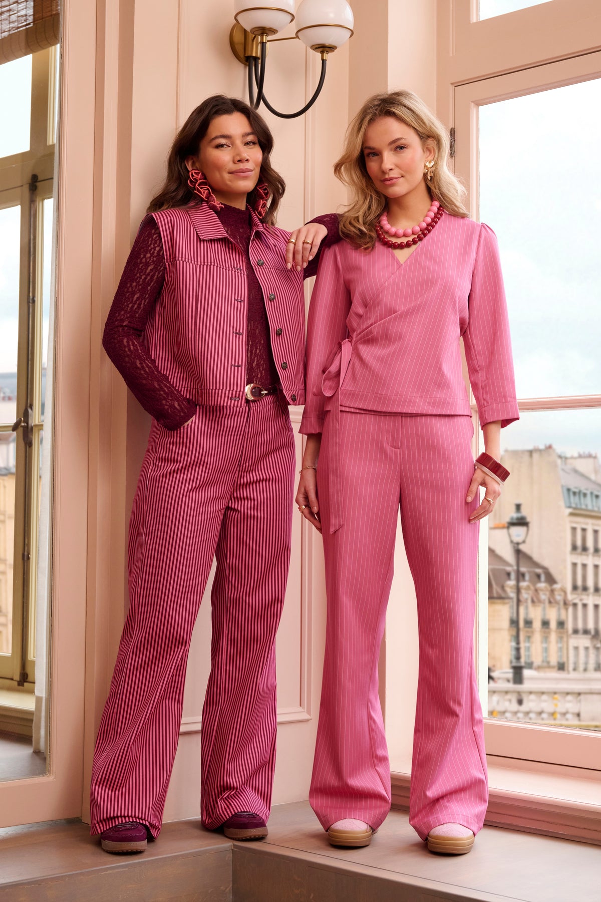 Ydence Gilet Marit in coral roze en bordeaux, zachte gewatteerde jas met capuchon en ritssluiting, geschikt voor dames.