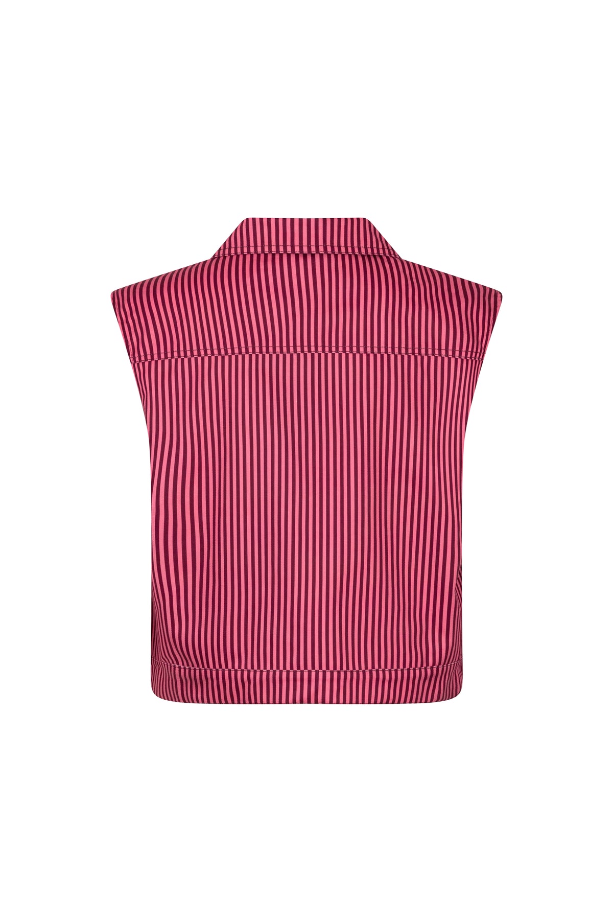 Ydence Gilet Marit in coral roze en bordeaux, zachte stoffen, close-up van de gedetailleerde afwerking en knopen.