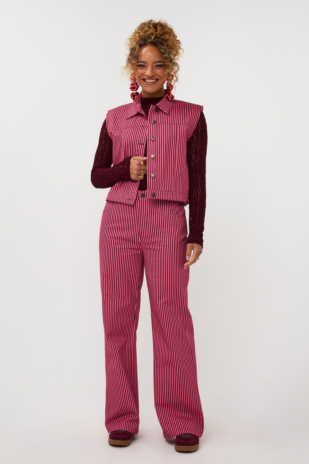 Ydence Gilet Marit in coral roze en bordeaux, zachte stoffen, modieus en warm, geschikt voor casual en stijlvolle outfits