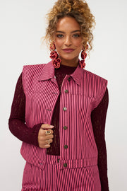 Damesgilet van Ydence in coral pink en bordeaux, met zachte stof en stijlvolle uitstraling, geschikt voor casual en outdoor gelegenheden.