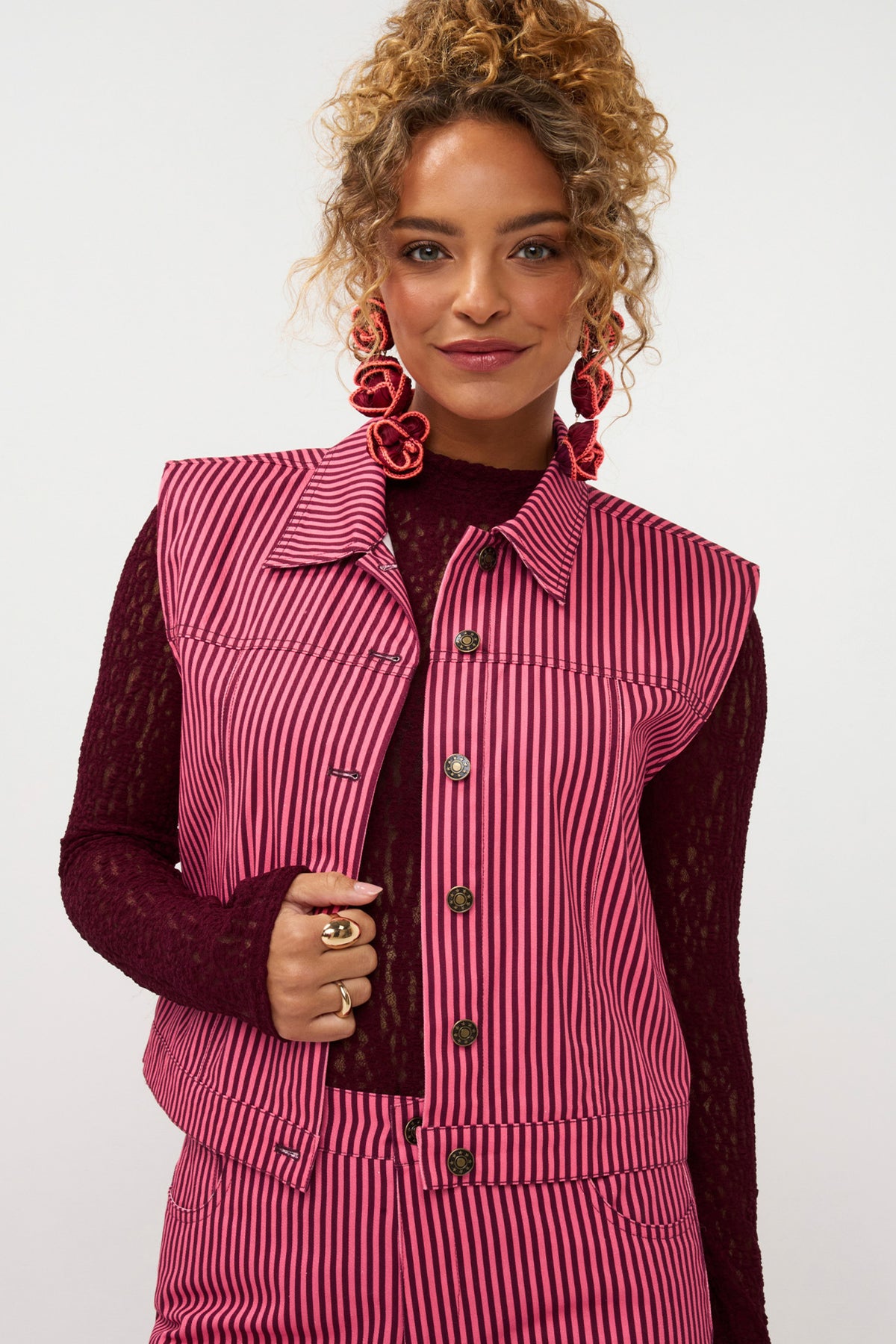 Damesgilet van Ydence in coral pink en bordeaux, met zachte stof en stijlvolle uitstraling, geschikt voor casual en outdoor gelegenheden.