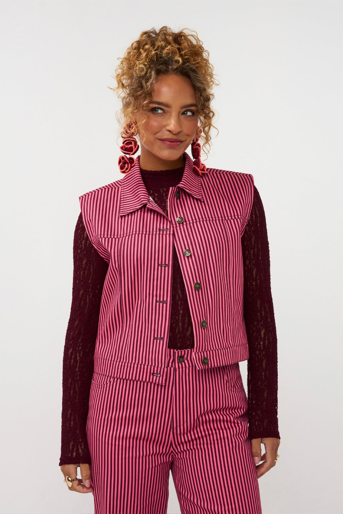 Ydence Gilet Marit in coral roze en bordeaux, zichtbaar op de afbeelding, met zachte textuur en stijlvolle pasvorm.