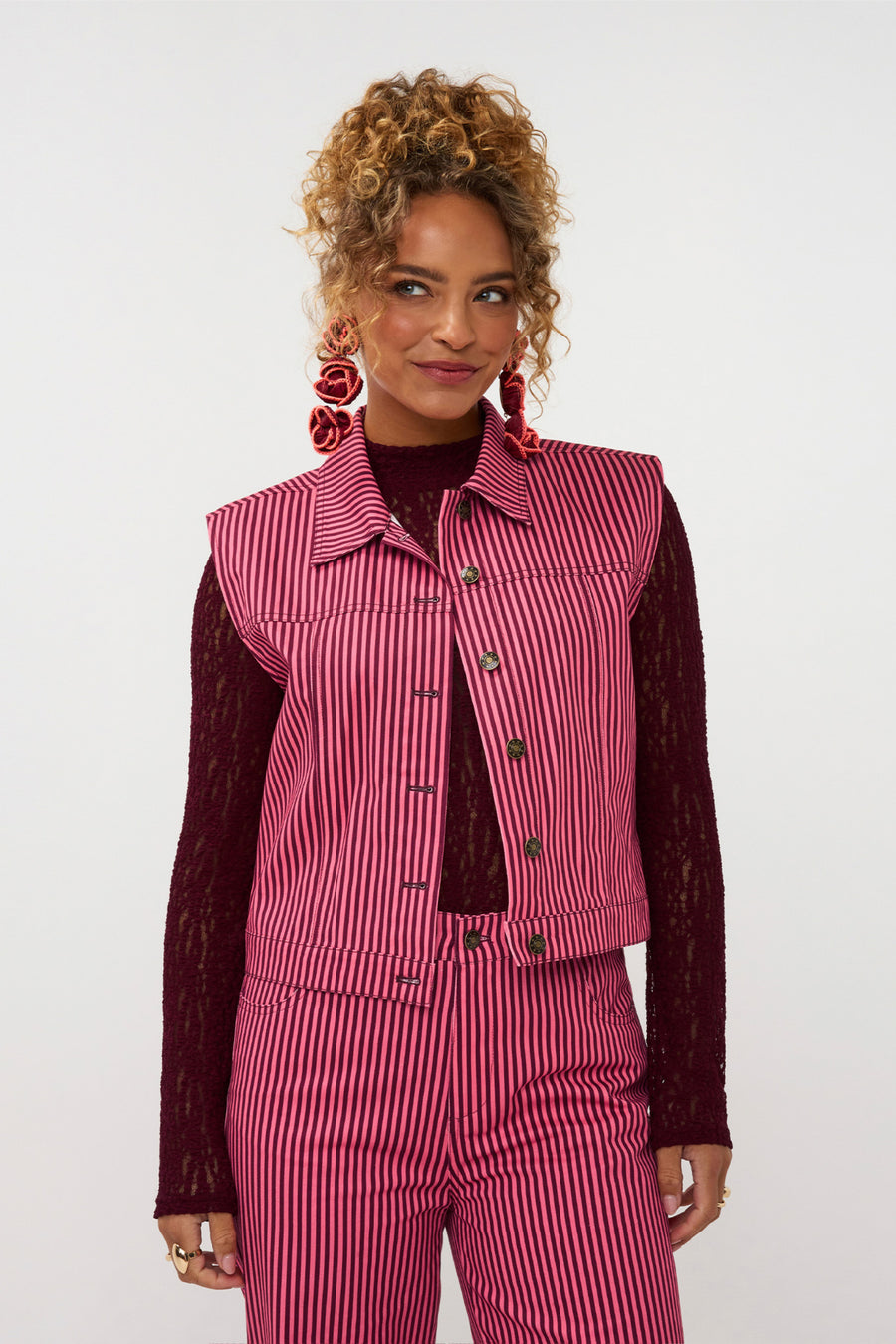 Ydence Gilet Marit in coral roze en bordeaux, zichtbaar op de afbeelding, met zachte textuur en stijlvolle pasvorm.