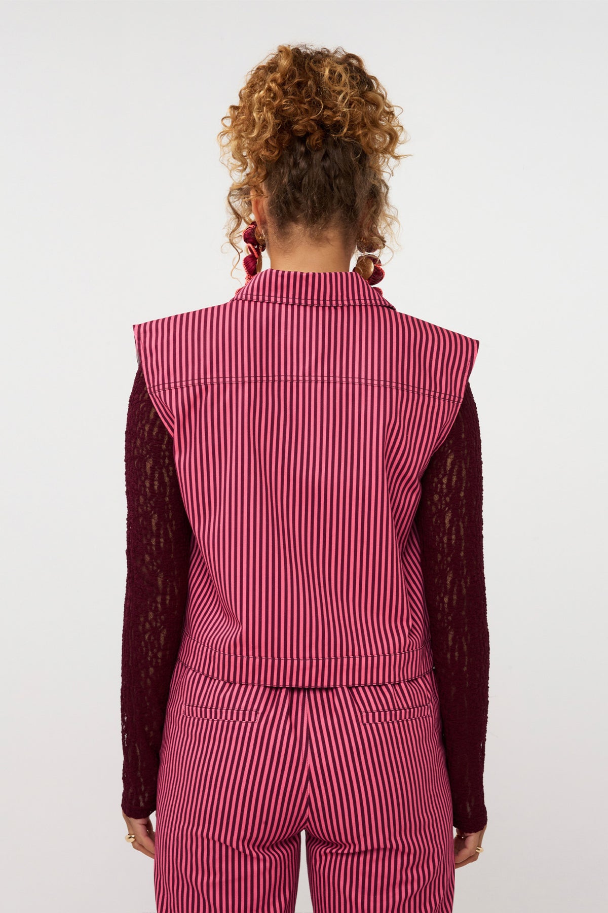 Ydence Gilet Marit in coral roze en bordeaux, zachte materialen, close-up van het kleurrijke, stijlvolle vest voor dames.