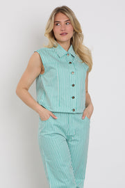 Ydence Gilet Marit in zeegroen, comfortabel en stijlvol, zichtbaar met zachte stof en frisse kleur.