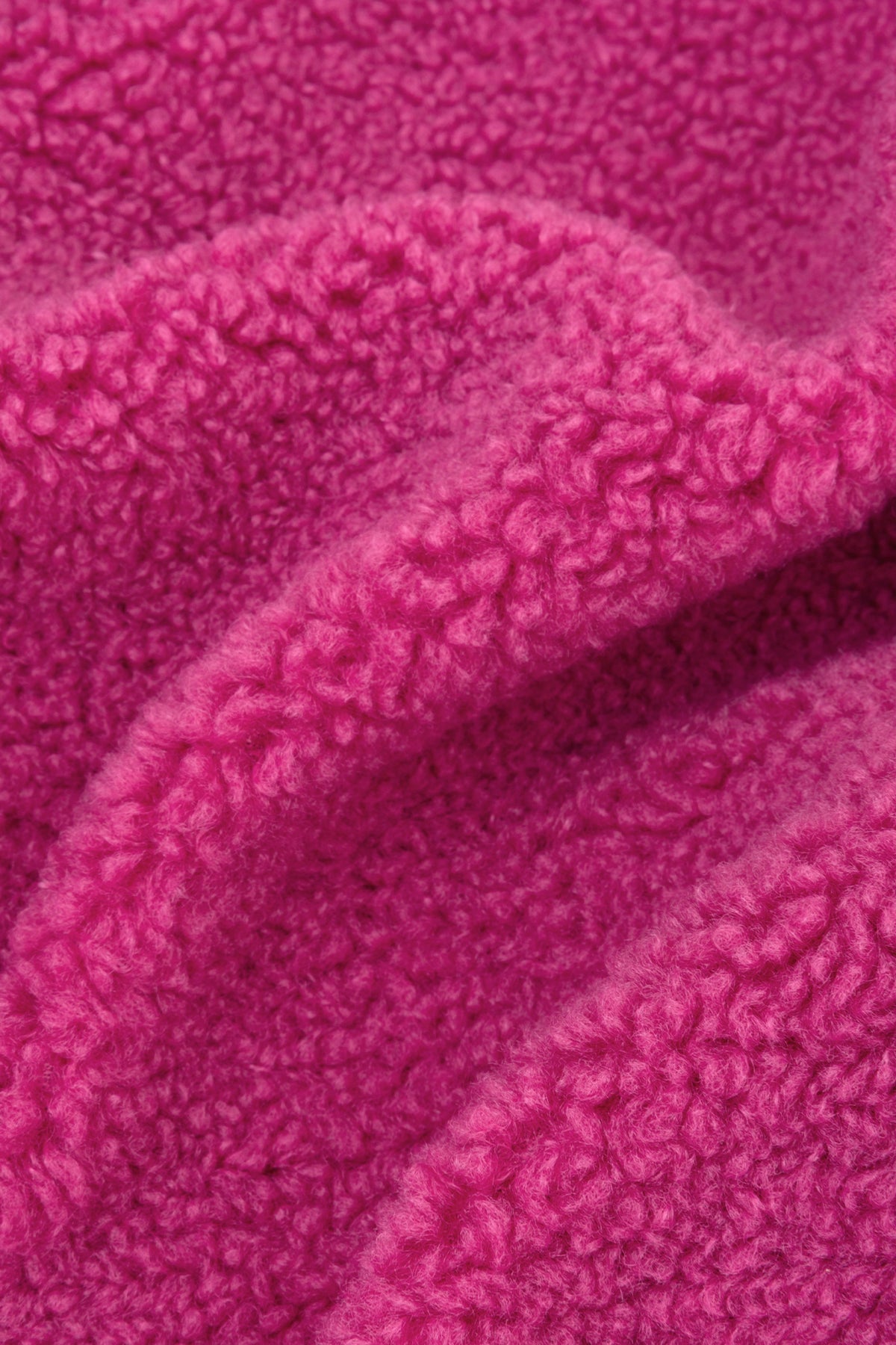 Fuchsia paarse Ydence Sally gilet met puckdetail, close-up van de kleurrijke damesvest in een modieuze stijl.