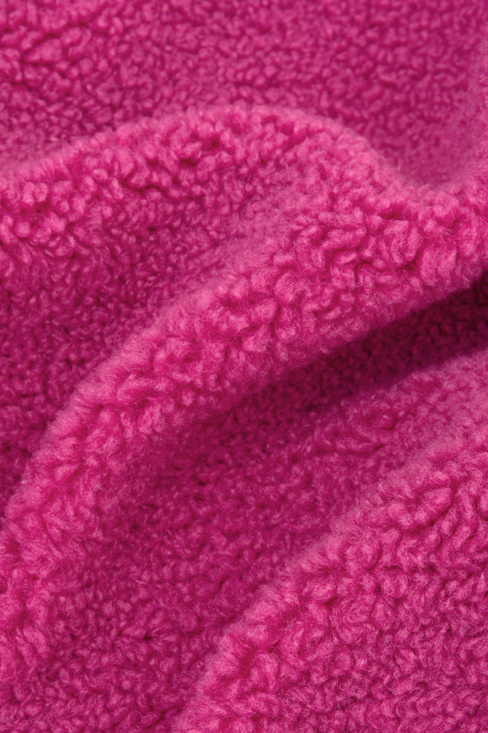 Fuchsia paarse Ydence Sally gilet met puckdetail, close-up van de kleurrijke damesvest in een modieuze stijl.