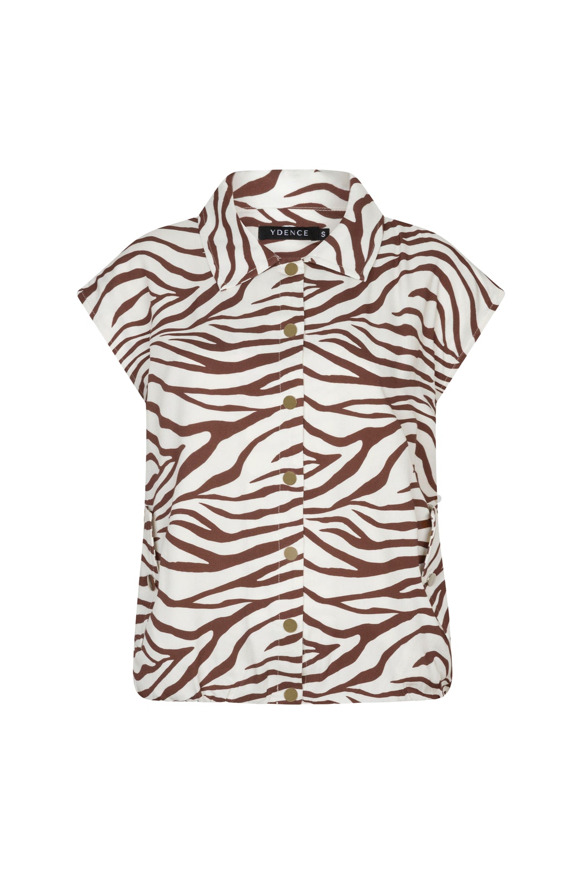 Ydence Gilet Svenna Zebra met zwart-wit dierenprint, dun en comfortabel, gedragen door een model in een lichte setting.